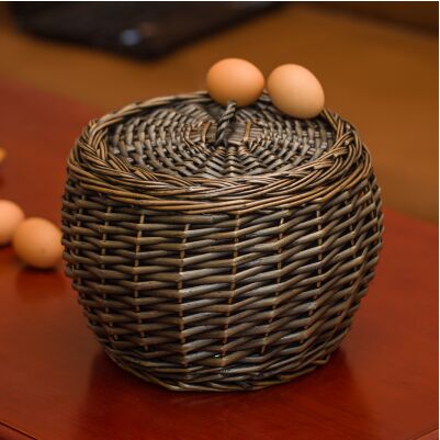 Vintage Harvest: Handgeflochtener Rattan-Korb mit Deckel
