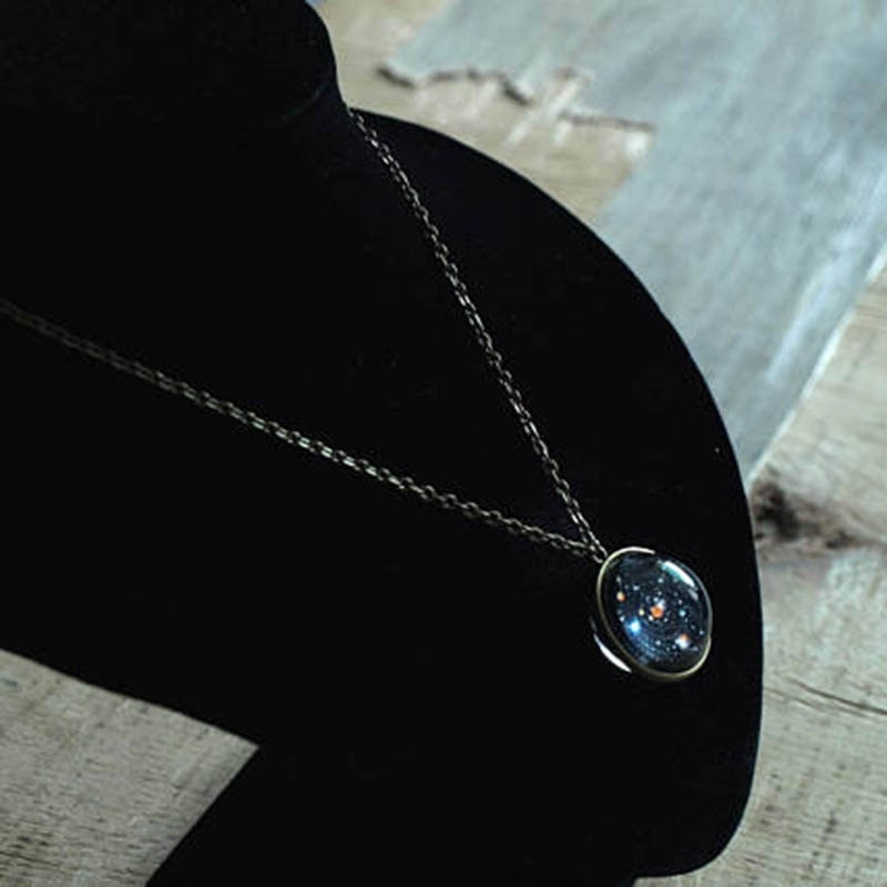 Luna Sphere – Filigrane Cabochon-Halskette