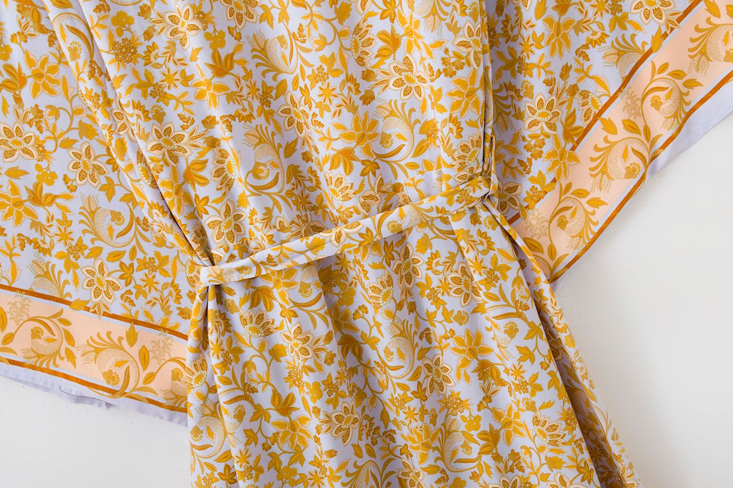 Golden Solstice: Langer Baumwoll-Kimono mit floralem Print & Holiday-Vibe