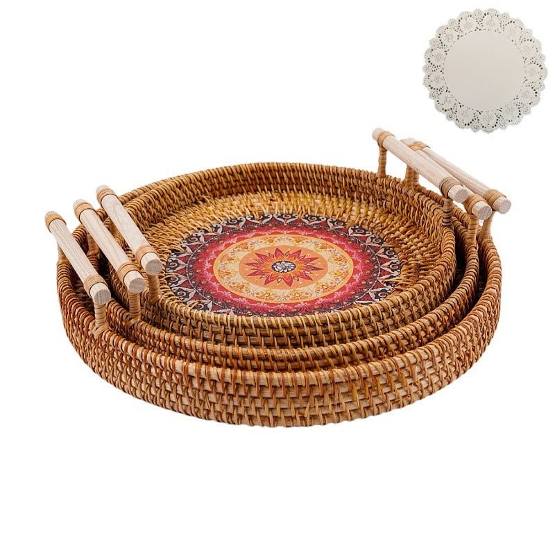 Sonnengeflecht – Handgefertigtes Rattan-Tablett mit Holzgriffen