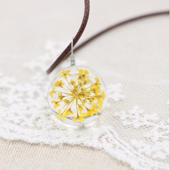 Petal Orb – Handgefertigte Boho-Glückskette mit echten Blüten