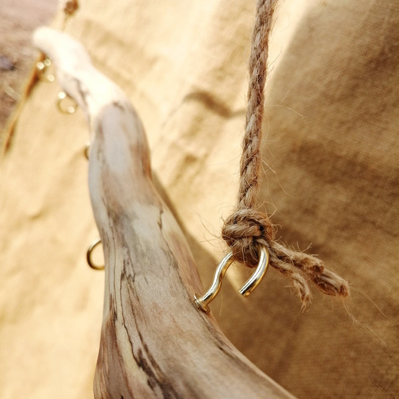 Nature’s Keeper: Rustikale Wandgarderobe aus echtem Treibholz mit Messing-Haken
