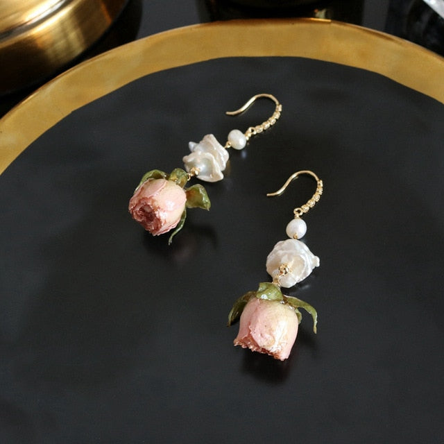 Pearl Vine – Barockperlen-Ohrhänger mit echten Rosenknospen