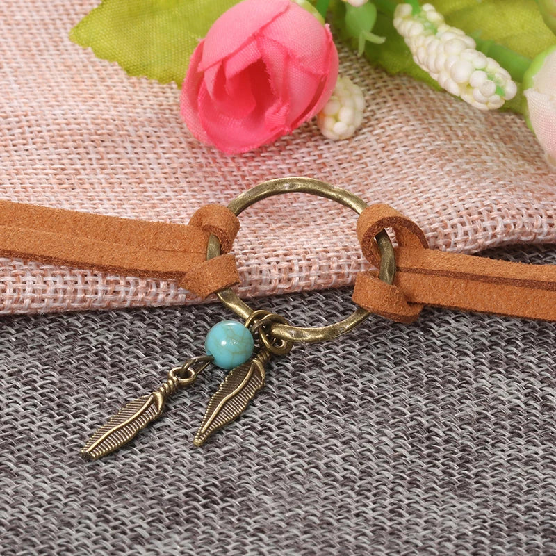 Boho Feather Bead Pendant Choker – Braune Lederkette mit Federn und Perlen für Frauen, Perfekt für Partys und Geschenke