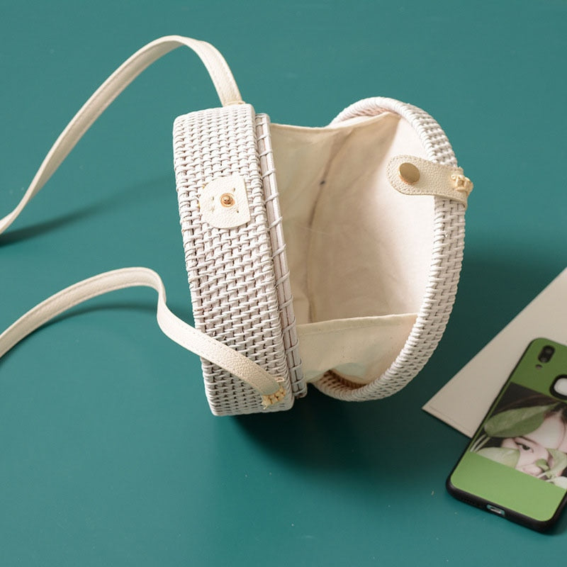 White Pearl: Runde Boho-Strohtasche mit kunstvollem Webmuster