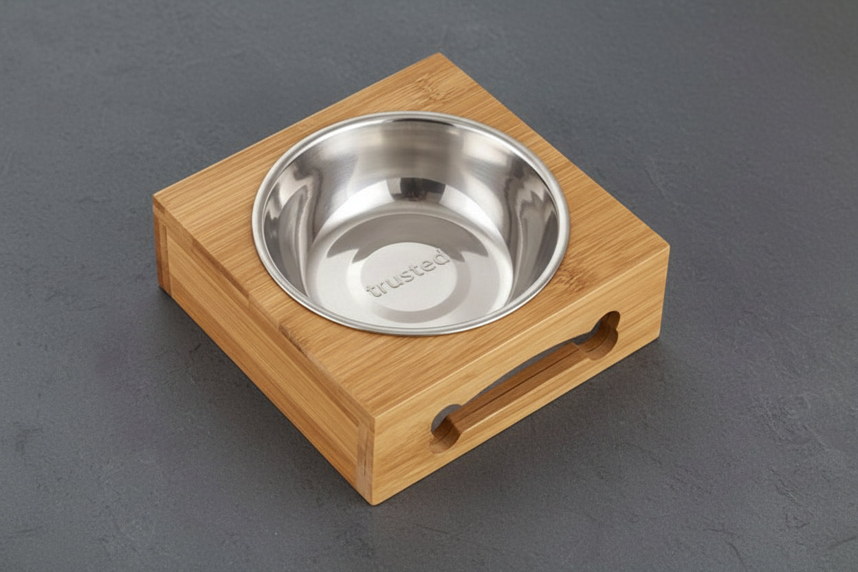 „Bamboo Paw“ – Die stilvolle Futterstation aus Bambus & Edelstahl