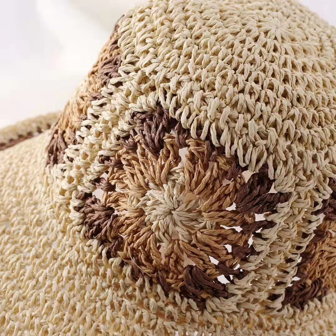 Boho Häkel-Strohhut mit Blumenmuster – Handgefertigter Sonnenhut mit breiter Krempe & Granny Square Akzenten