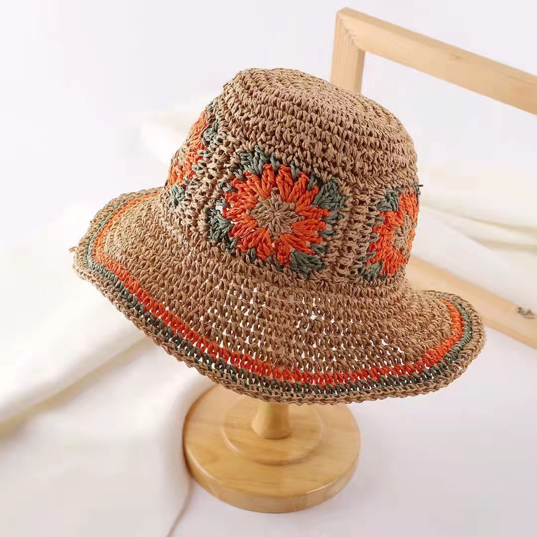 Boho Häkel-Strohhut mit Blumenmuster – Handgefertigter Sonnenhut mit breiter Krempe & Granny Square Akzenten