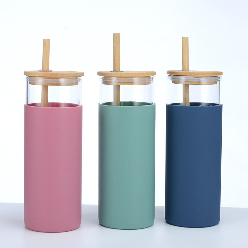 Pure Sip: Nachhaltiger Glasbecher mit Bambusdeckel & Silikon-Sleeve