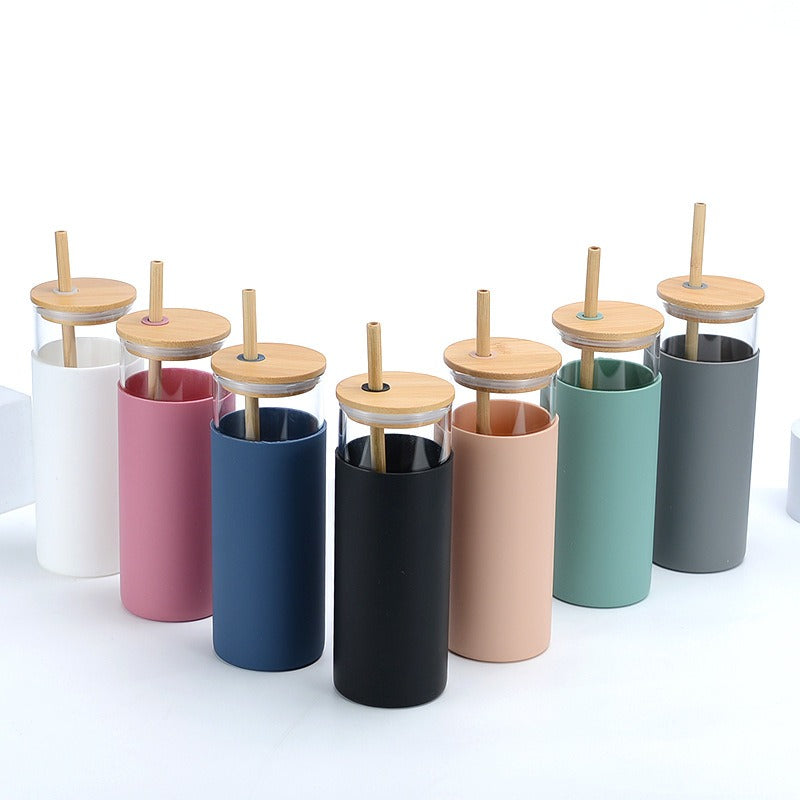 Pure Sip: Nachhaltiger Glasbecher mit Bambusdeckel & Silikon-Sleeve
