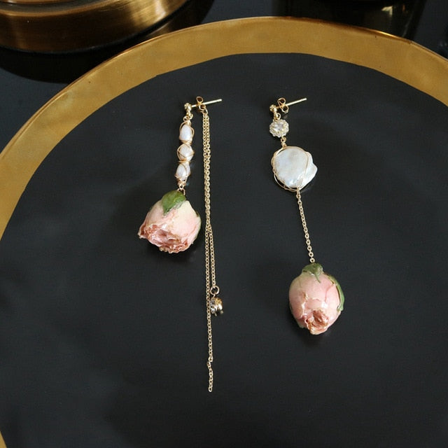 Pearl Vine – Barockperlen-Ohrhänger mit echten Rosenknospen