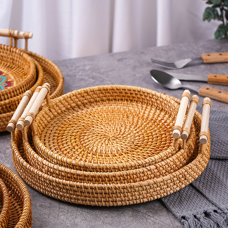 Sonnengeflecht – Handgefertigtes Rattan-Tablett mit Holzgriffen