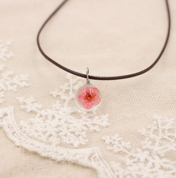 Petal Orb – Handgefertigte Boho-Glückskette mit echten Blüten