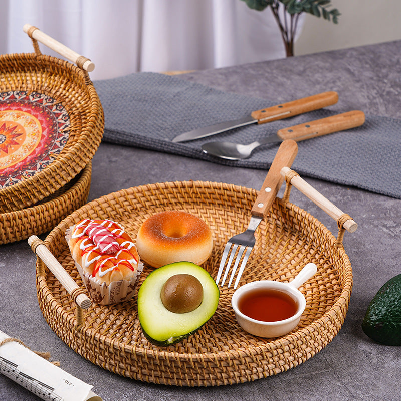 Sonnengeflecht – Handgefertigtes Rattan-Tablett mit Holzgriffen