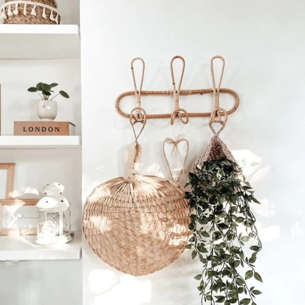 Naturtalent – Handgeflochtene Rattan-Wandgarderobe