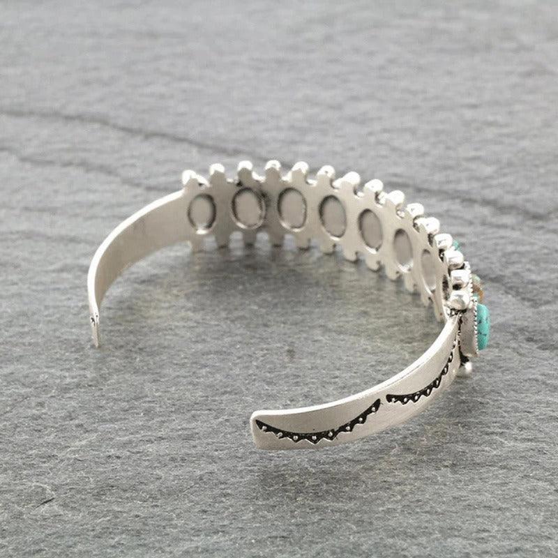 Spirit of Nomad: Antike Ethno-Armspange mit kunstvoller Gravur & Schmucksteinen