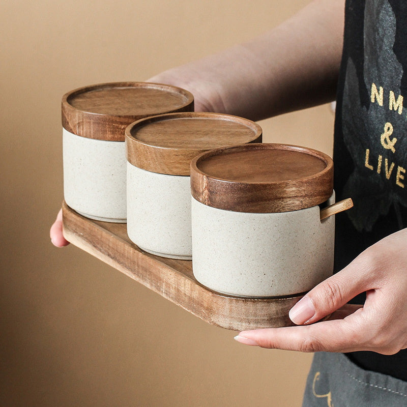 Earth & Wood Spirit: Japanisch inspiriertes Keramik-Gewürzset mit Bambus-Details