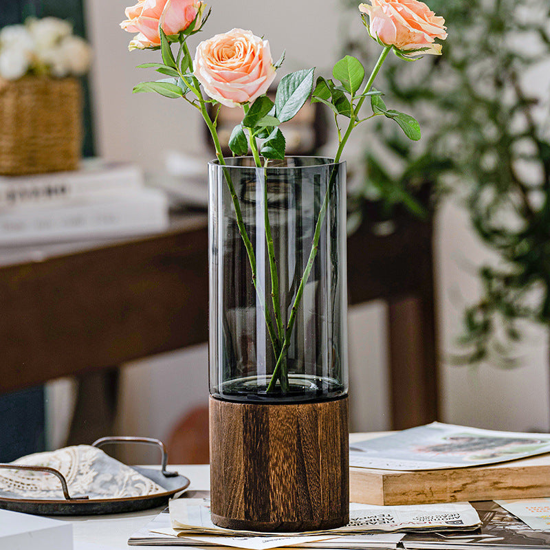 Cedar Glow – Moderne Glasvase auf Holzbasis