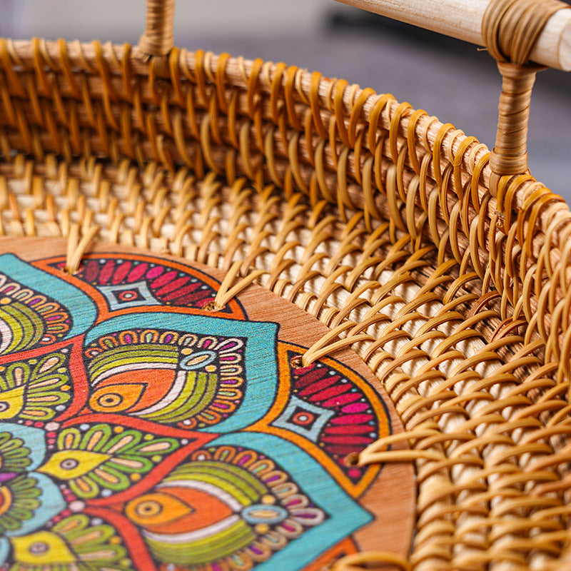 Sonnengeflecht – Handgefertigtes Rattan-Tablett mit Holzgriffen