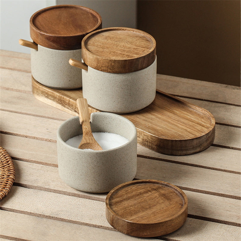 Earth & Wood Spirit: Japanisch inspiriertes Keramik-Gewürzset mit Bambus-Details