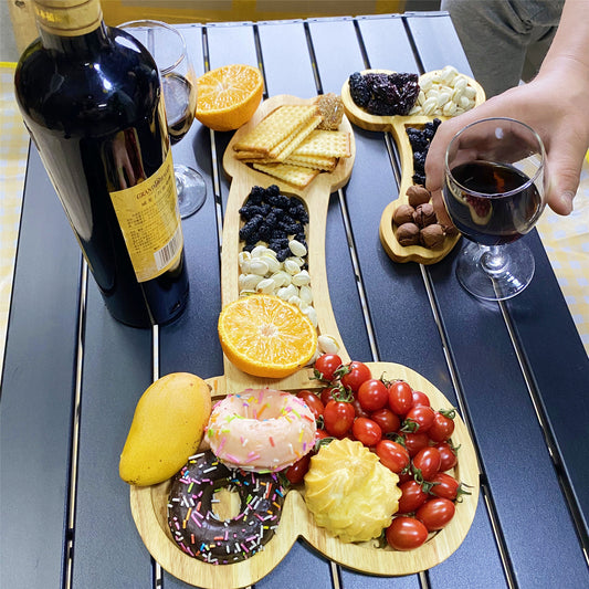 Wild Aperitif: Handgefertigtes Servierbrett aus Eichenholz für gesellige Abende