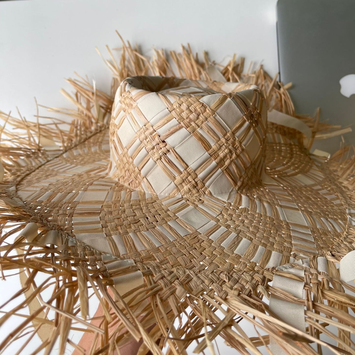 Oversized Boho Strohhut "Wild Sun" – Handgefertigter XL-Sonnenhut mit Fransen & flacher Krone (Größe M)