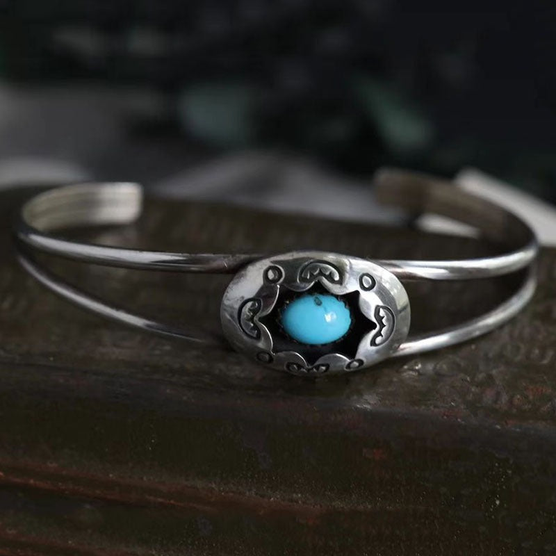 Spirit of Nomad: Antike Ethno-Armspange mit kunstvoller Gravur & Schmucksteinen