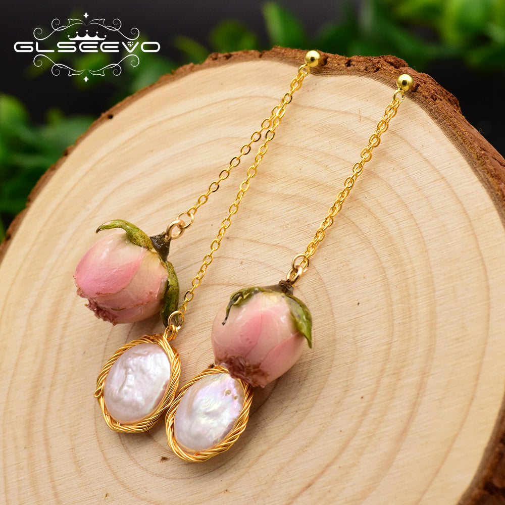 Pearl Vine – Barockperlen-Ohrhänger mit echten Rosenknospen