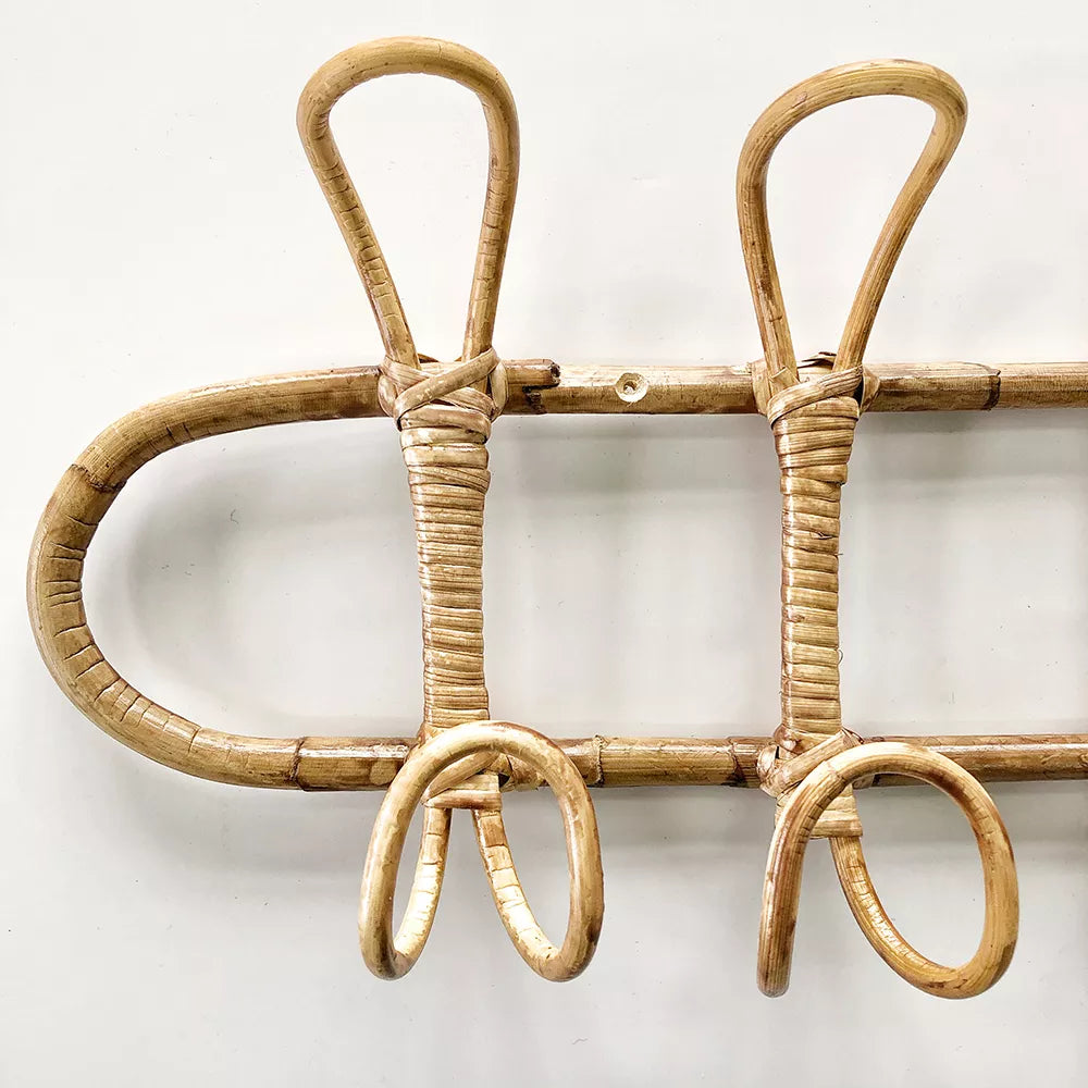 Naturtalent – Handgeflochtene Rattan-Wandgarderobe