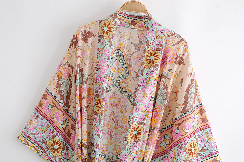 Desert Bloom: Lange Resort-Robe mit Glockenärmeln & Vintage-Print