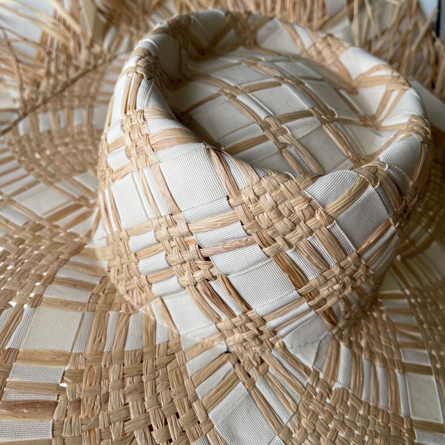 Oversized Boho Strohhut "Wild Sun" – Handgefertigter XL-Sonnenhut mit Fransen & flacher Krone (Größe M)
