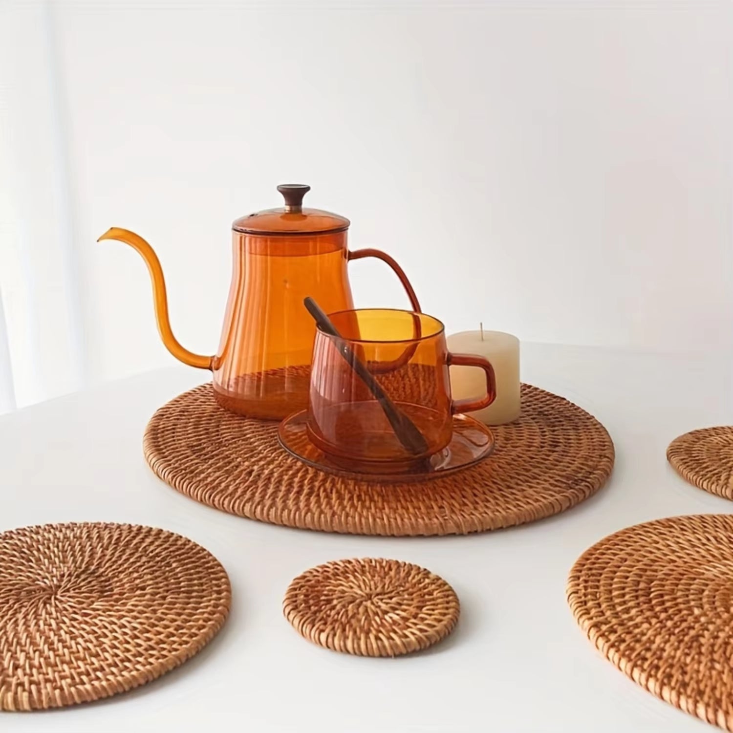 Set aus 6 natürlichen Rattan-Untersetzern mit Halter – Geflochtene Tassenmatten für Esstisch & Wohnzimmerdeko, umweltfreundliche Küchenaccessoires