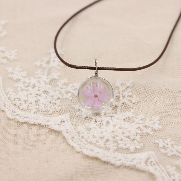Petal Orb – Handgefertigte Boho-Glückskette mit echten Blüten