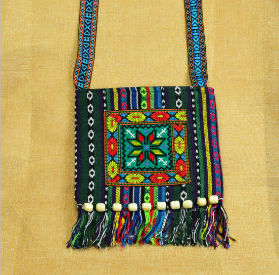 Tribal Spirit – Bestickte Boho-Schultertasche mit Fransen