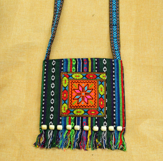 Tribal Spirit – Bestickte Boho-Schultertasche mit Fransen