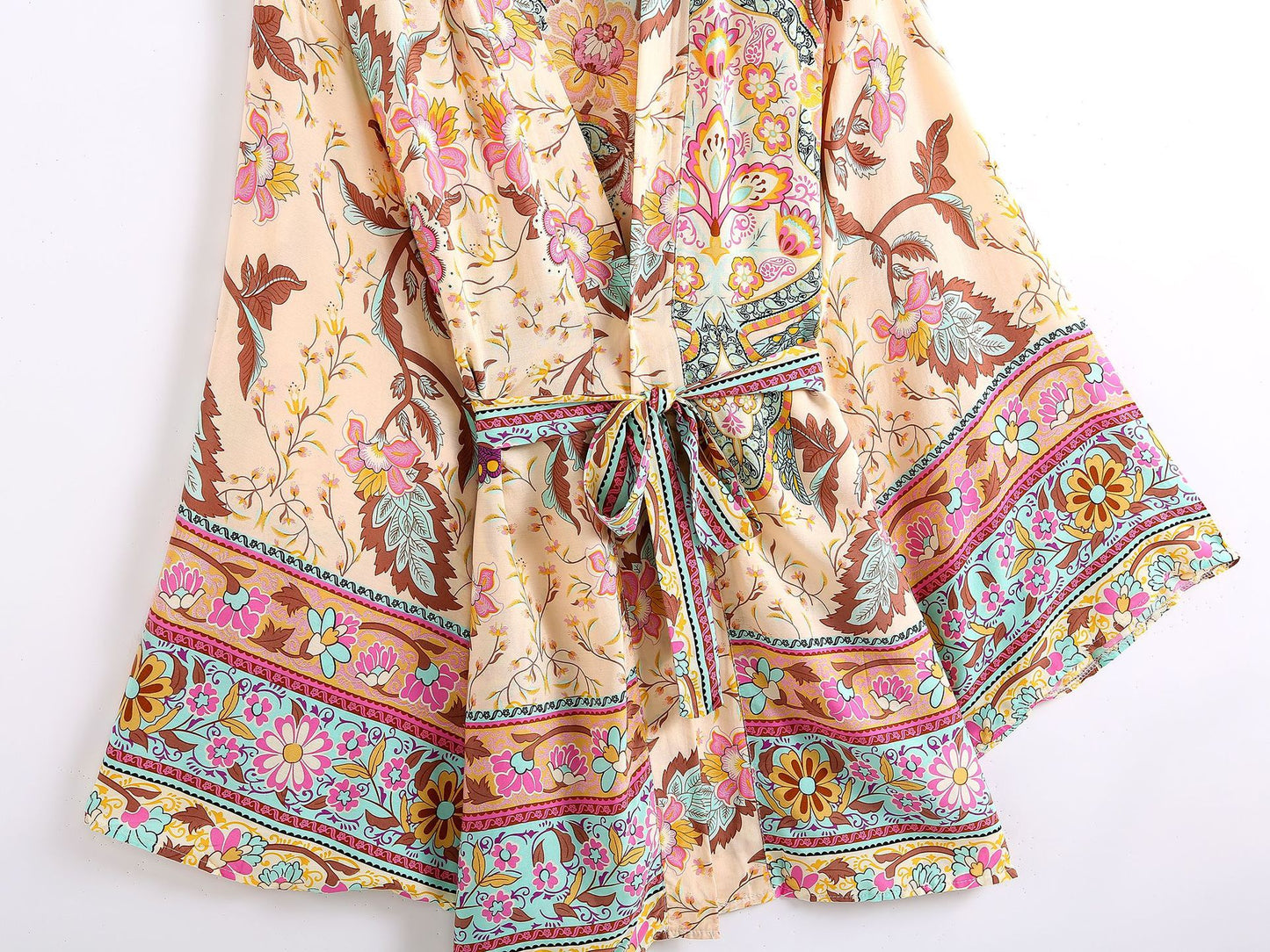 Pastel Blossom: Kurzer Boho-Kimono mit floralem Print & Bindegürtel