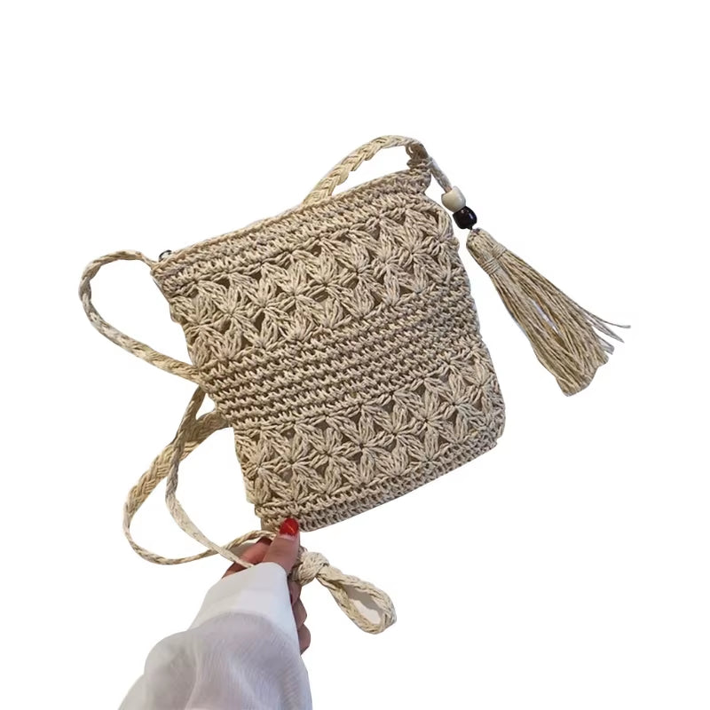 Boho Weidenstroh Schultertasche mit Quasten – Handgefertigte Umhängetasche im Hollow-Out Design