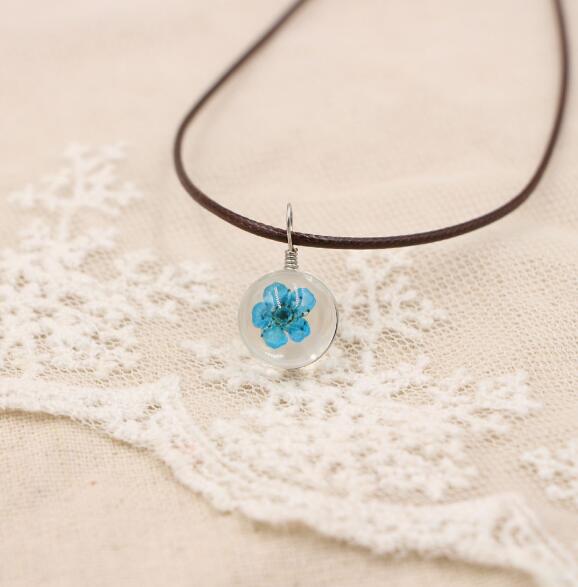 Petal Orb – Handgefertigte Boho-Glückskette mit echten Blüten