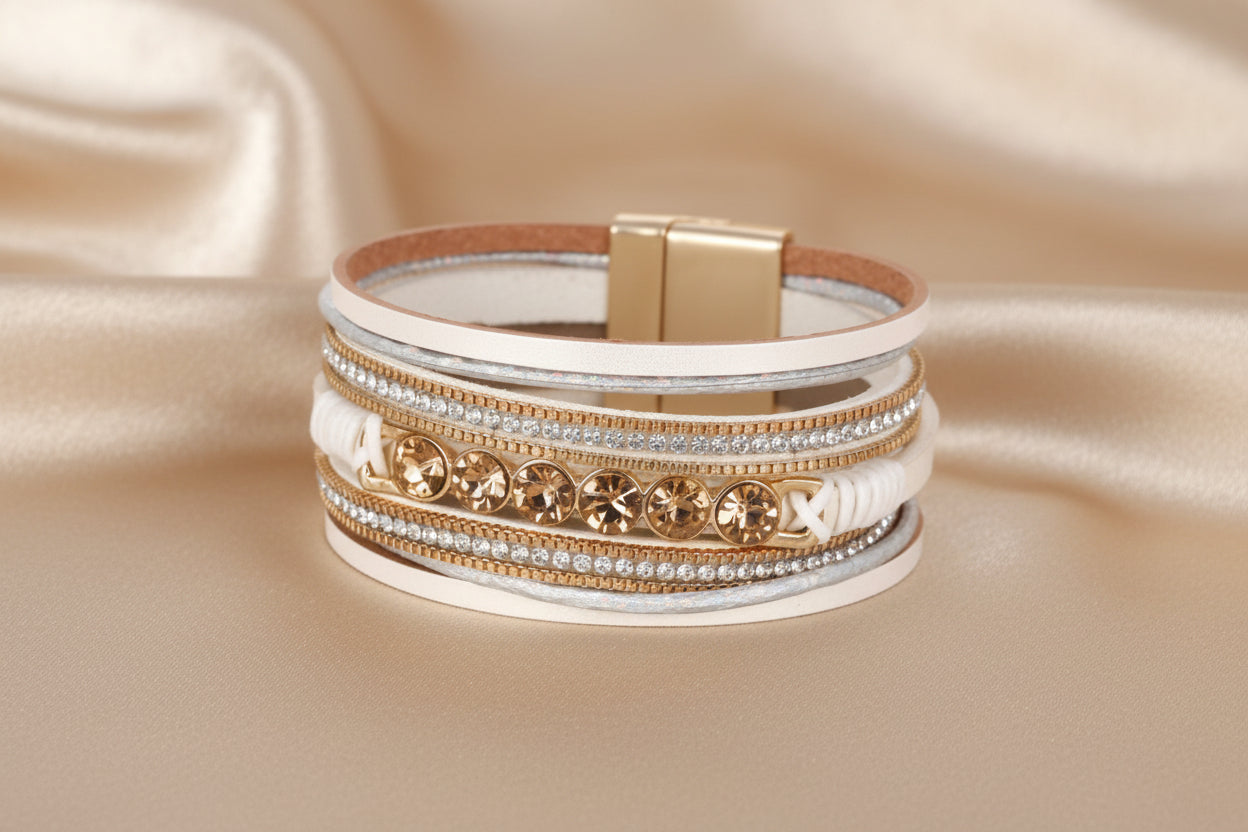 Crystal Layer: Mehrlagiges Boho-Lederarmband mit Metallbesatz