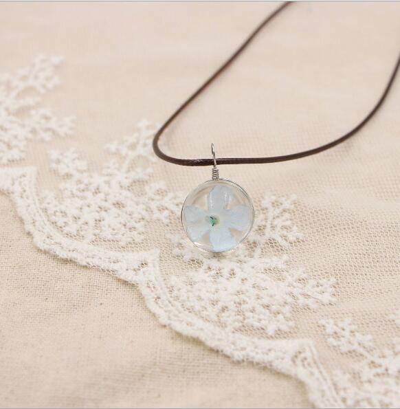 Petal Orb – Handgefertigte Boho-Glückskette mit echten Blüten