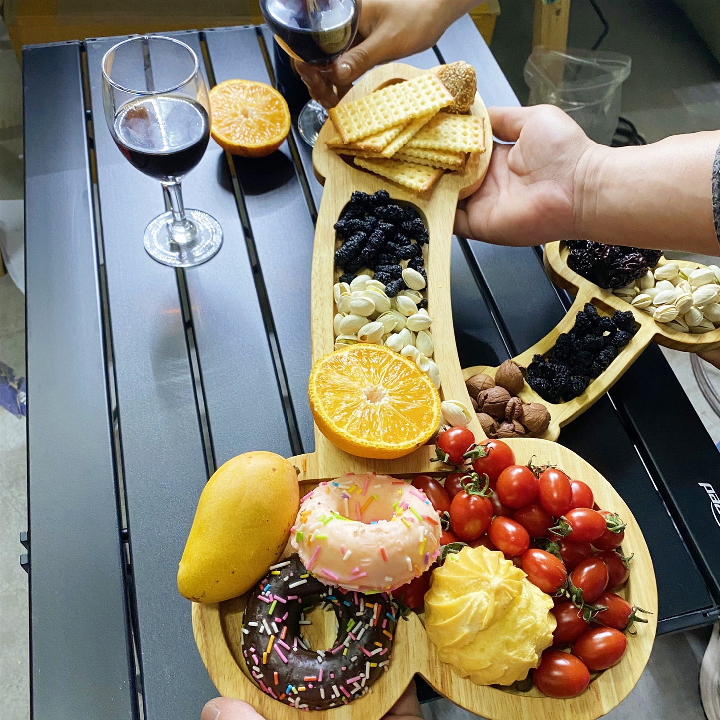 Wild Aperitif: Handgefertigtes Servierbrett aus Eichenholz für gesellige Abende