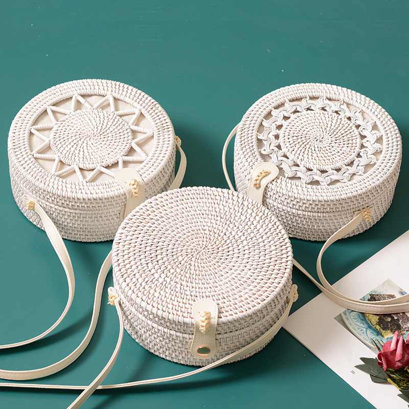 White Pearl: Runde Boho-Strohtasche mit kunstvollem Webmuster