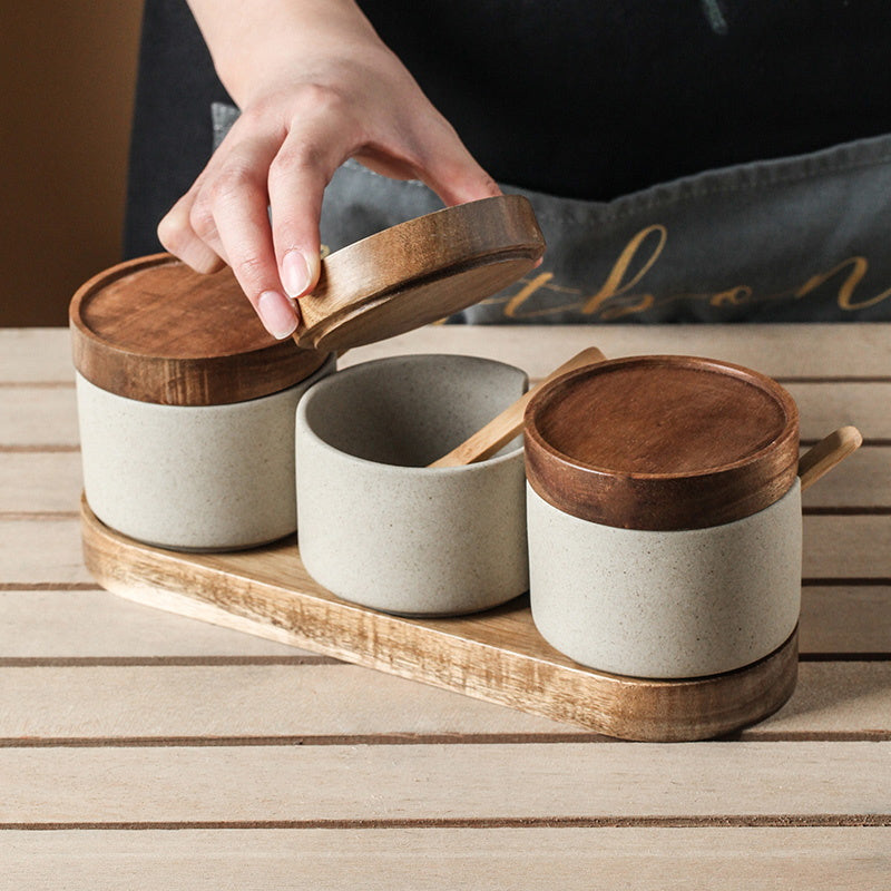 Earth & Wood Spirit: Japanisch inspiriertes Keramik-Gewürzset mit Bambus-Details