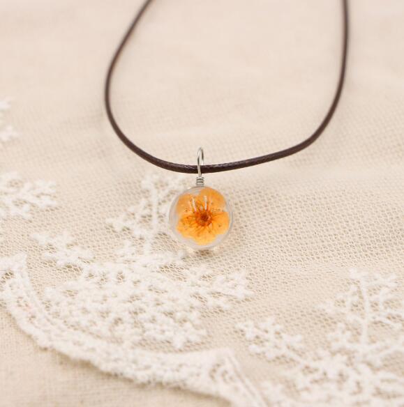 Petal Orb – Handgefertigte Boho-Glückskette mit echten Blüten