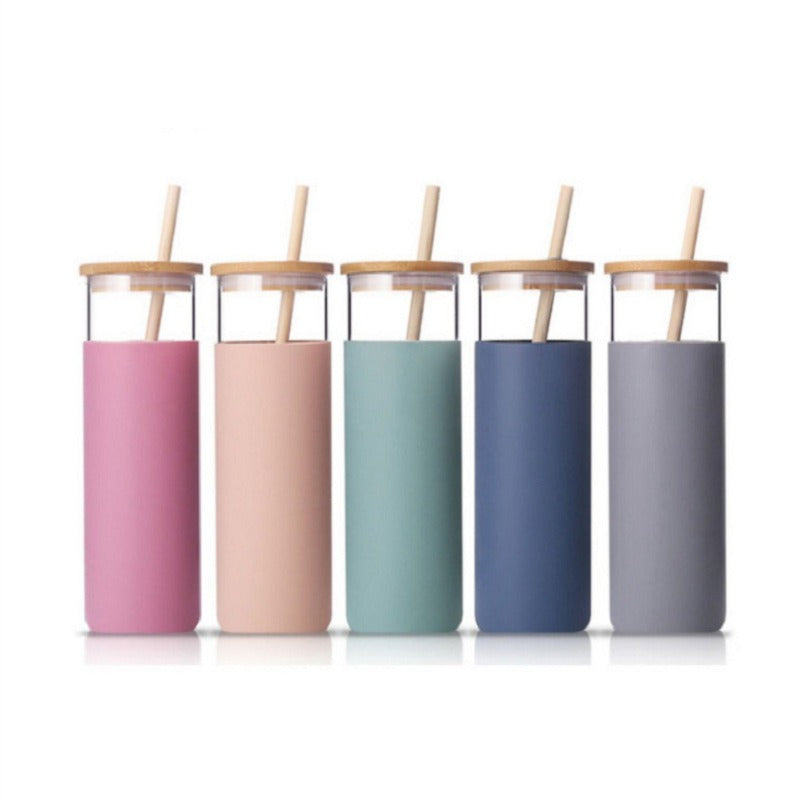 Pure Sip: Nachhaltiger Glasbecher mit Bambusdeckel & Silikon-Sleeve