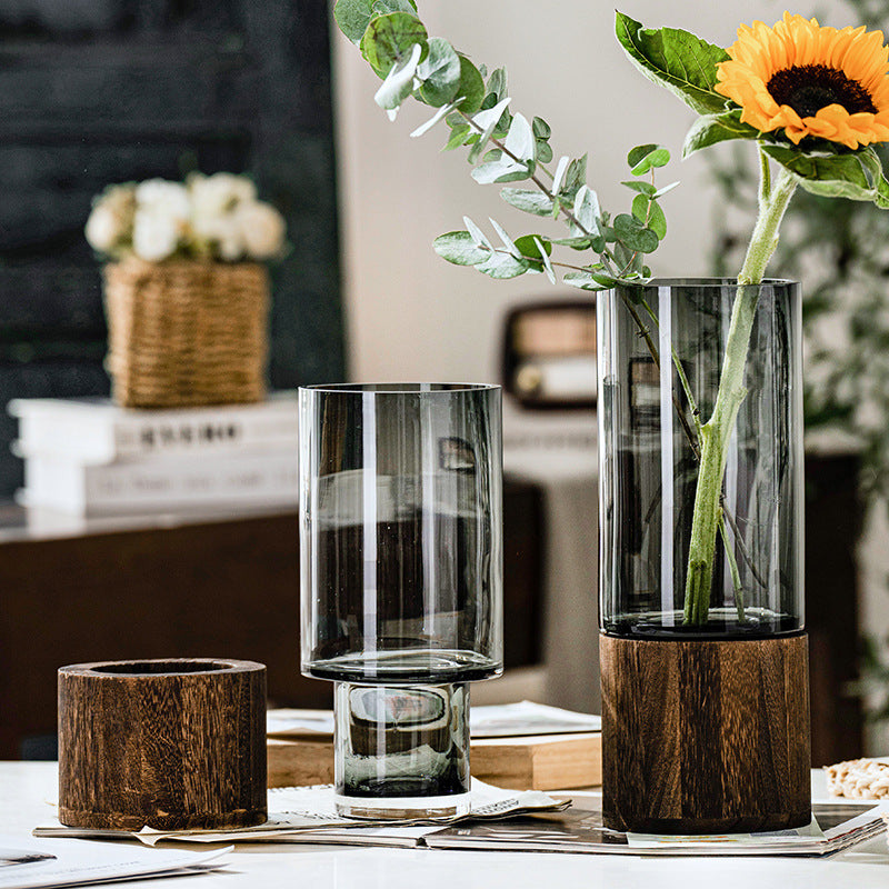 Cedar Glow – Moderne Glasvase auf Holzbasis