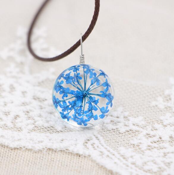 Petal Orb – Handgefertigte Boho-Glückskette mit echten Blüten