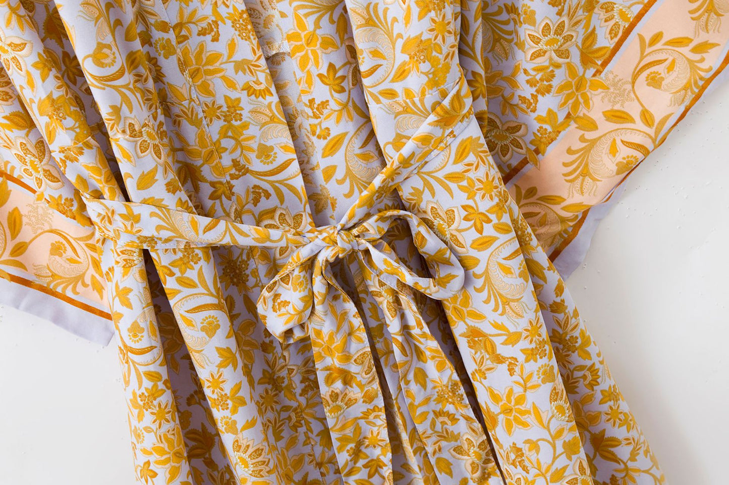 Golden Solstice: Langer Baumwoll-Kimono mit floralem Print & Holiday-Vibe