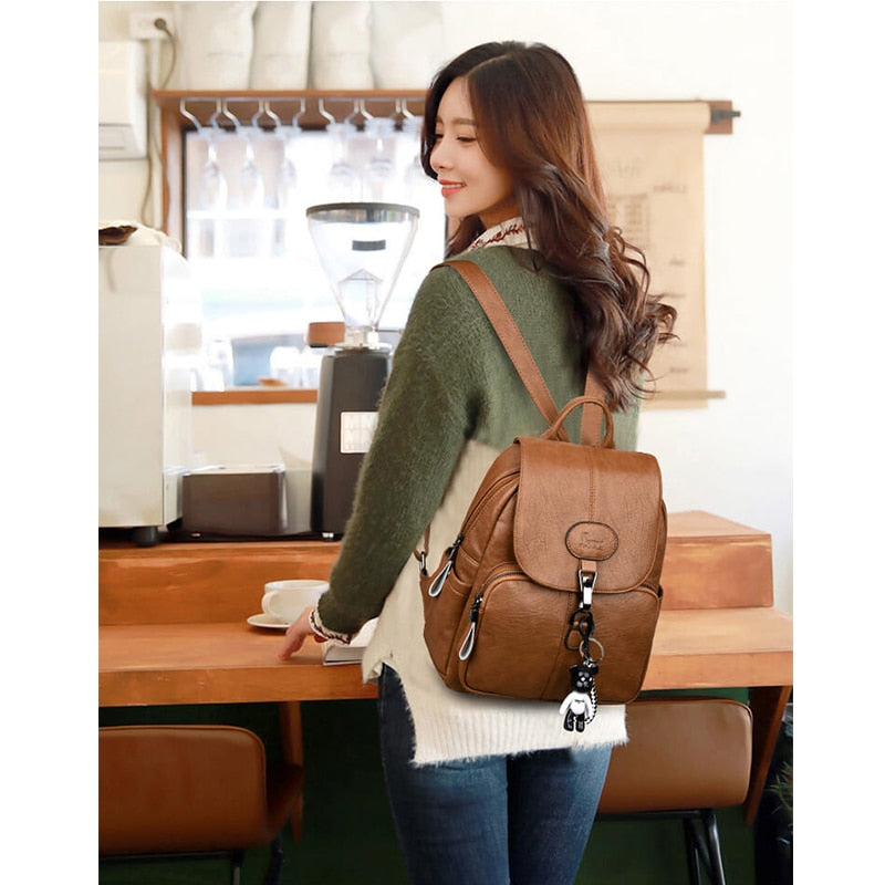 Urban Forest – Eleganter City-Rucksack mit Bären-Anhänger
