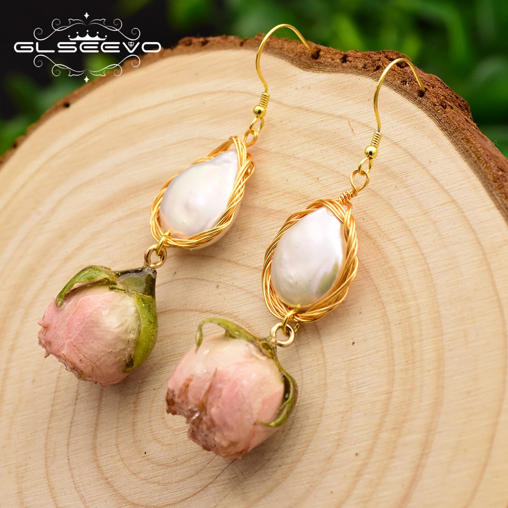 Pearl Vine – Barockperlen-Ohrhänger mit echten Rosenknospen